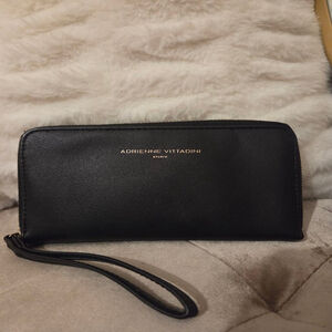 Adrienne Vittadini studio battery charging pack black wallet